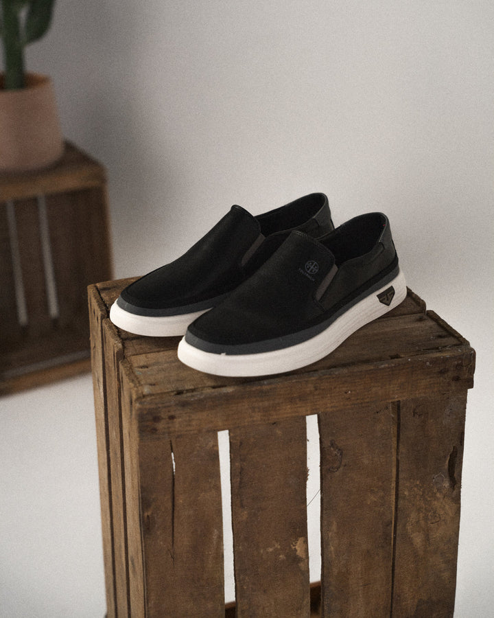 Men’s Slip On Shoes | Low-Top Contrast Sole